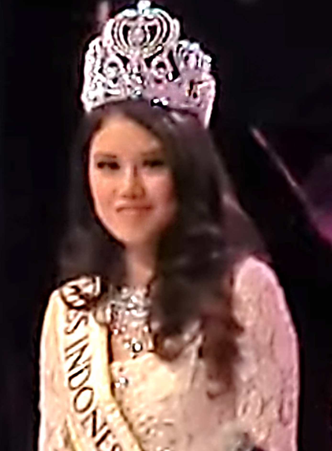 Potret Astrid Ellena — Miss Indonesia 2011