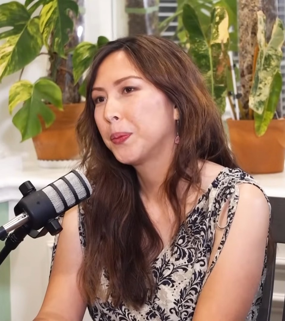 Kristania Besouw, Miss Indonesia 2006, di wawancara VOA Indonesia