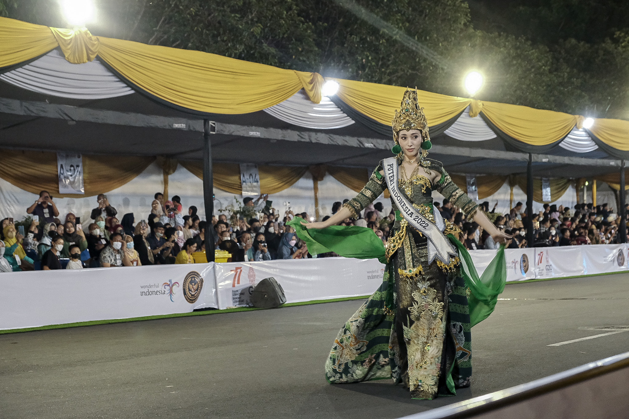 Laksmi De-Neefe Suardana memukau di Jember Fashion Carnaval 2022