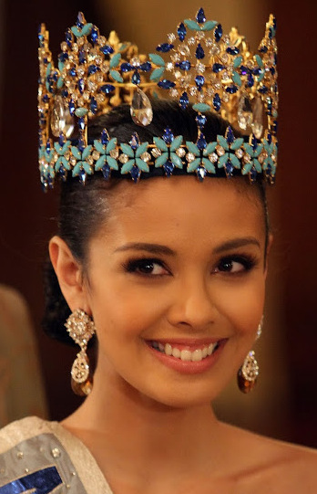 Megan Young dengan mahkota Miss World 2013
