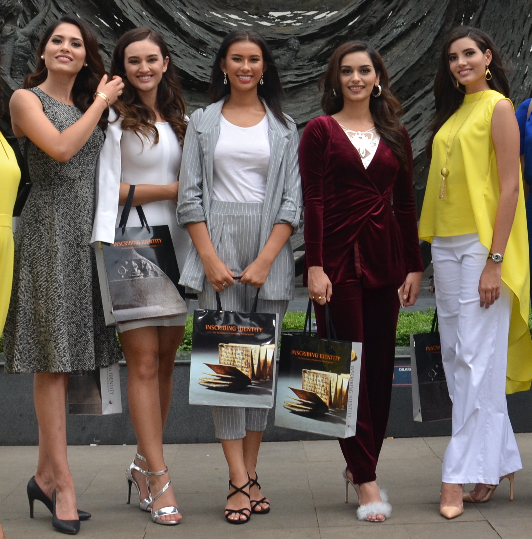 Miss Universe dan Miss World Queens mengunjungi Museum Nasional Indonesia