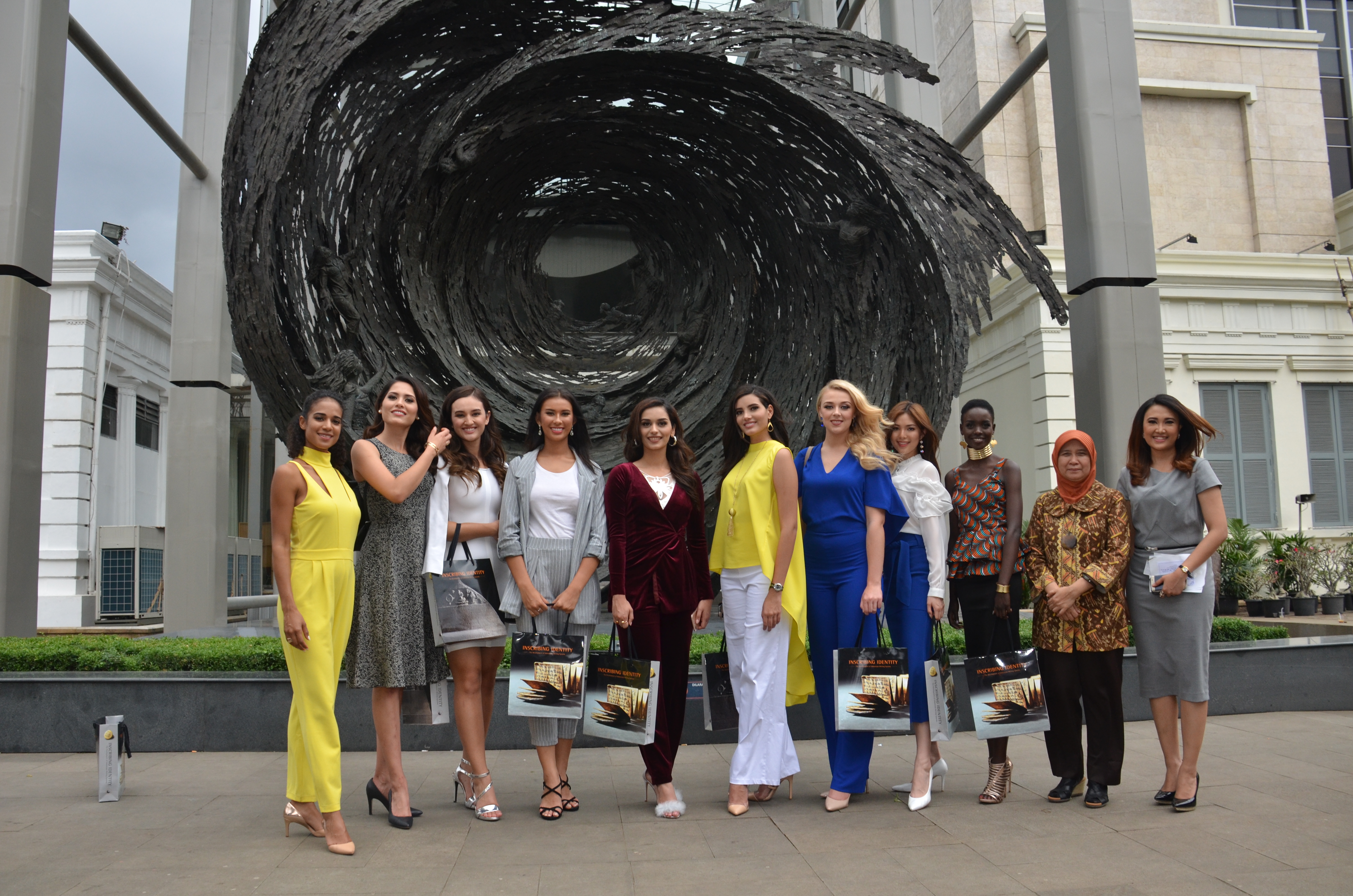 Miss World dan Continental Queens bersama Miss Indonesia 2017 di Museum Nasional